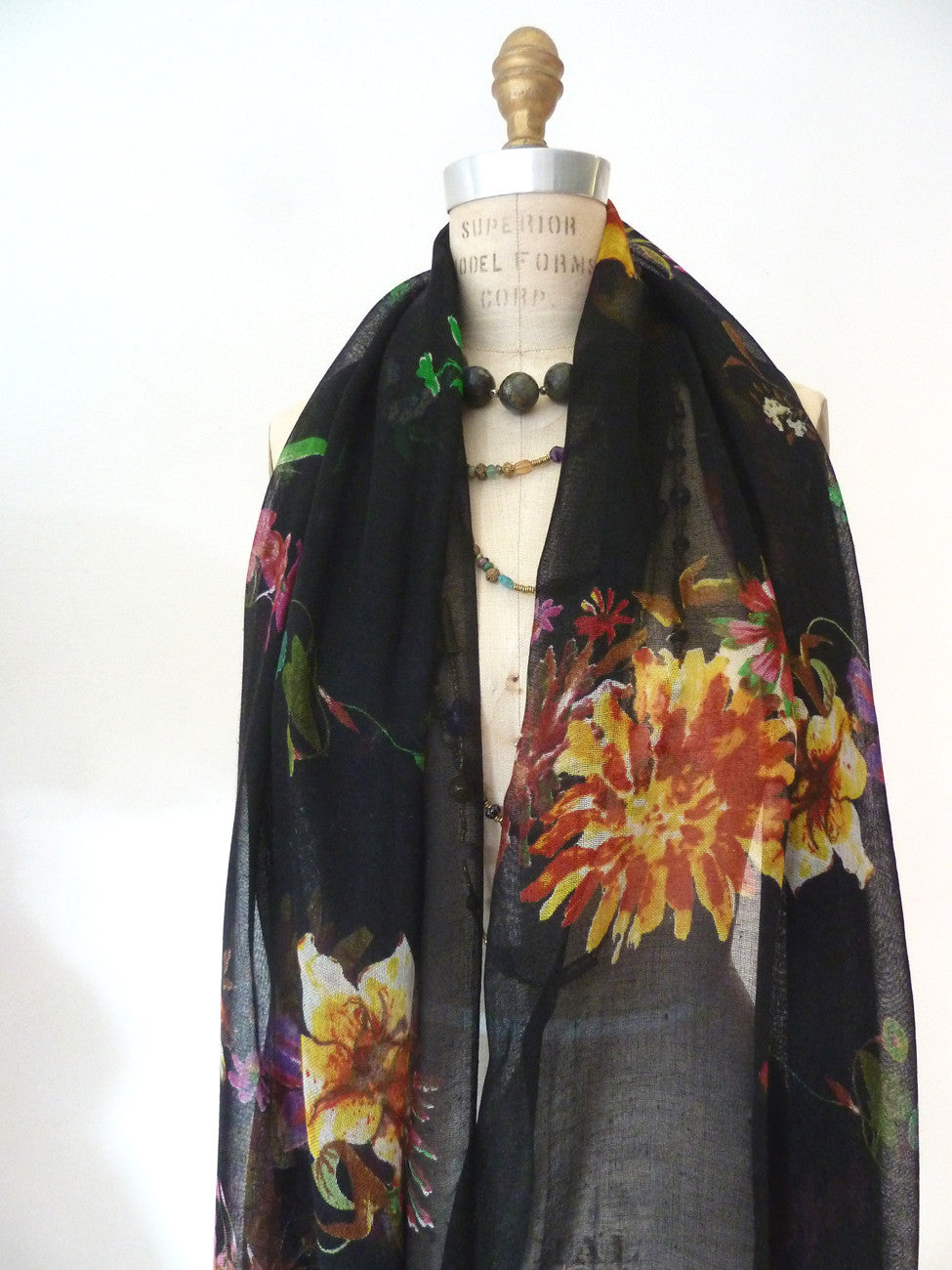 SHAWL SILK AND CASHMERE BLACK FLORAL